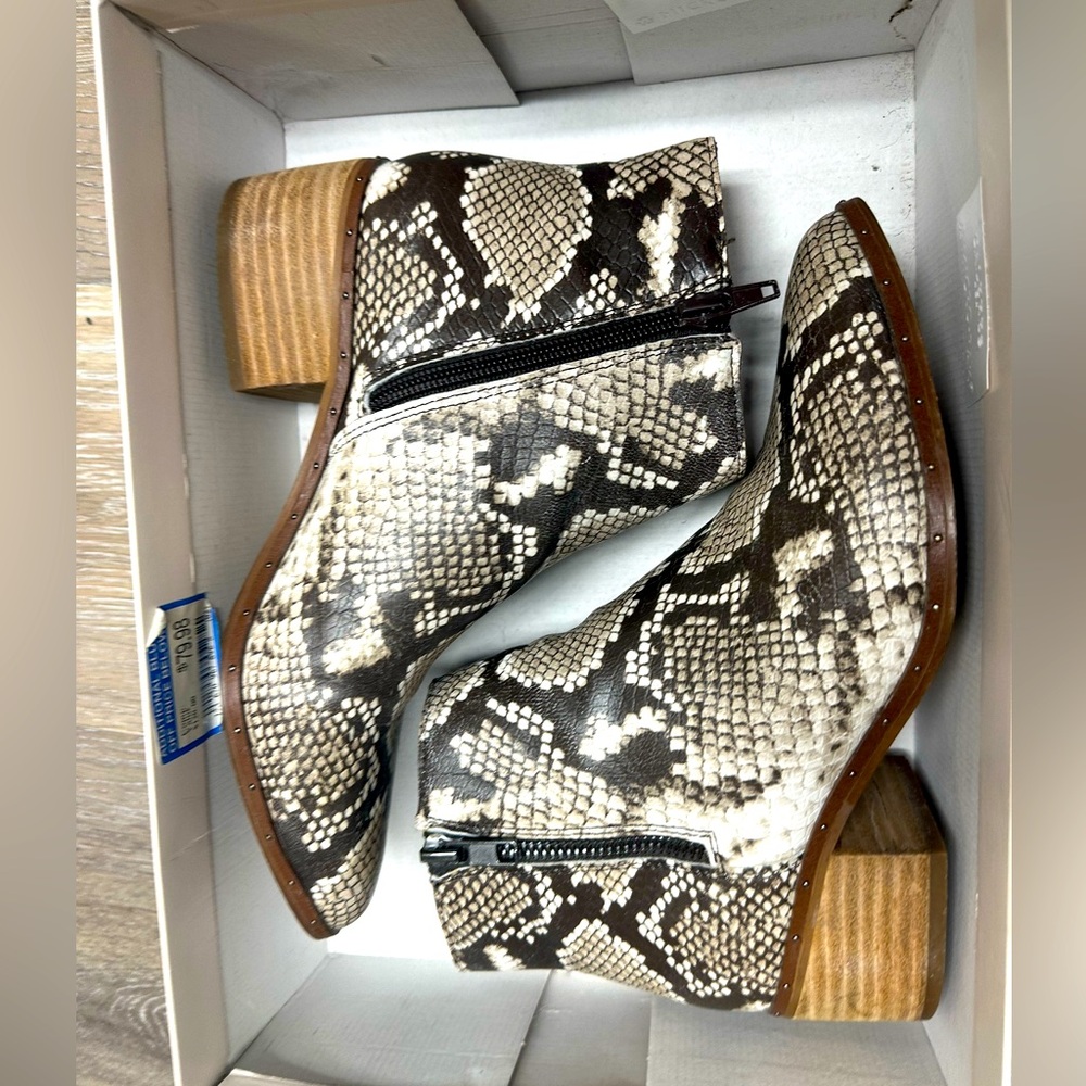 Bleecker & Bond Snake Print Bootie Ankle Shaft Size 6 Zip-Up Almond Toe W/ Box